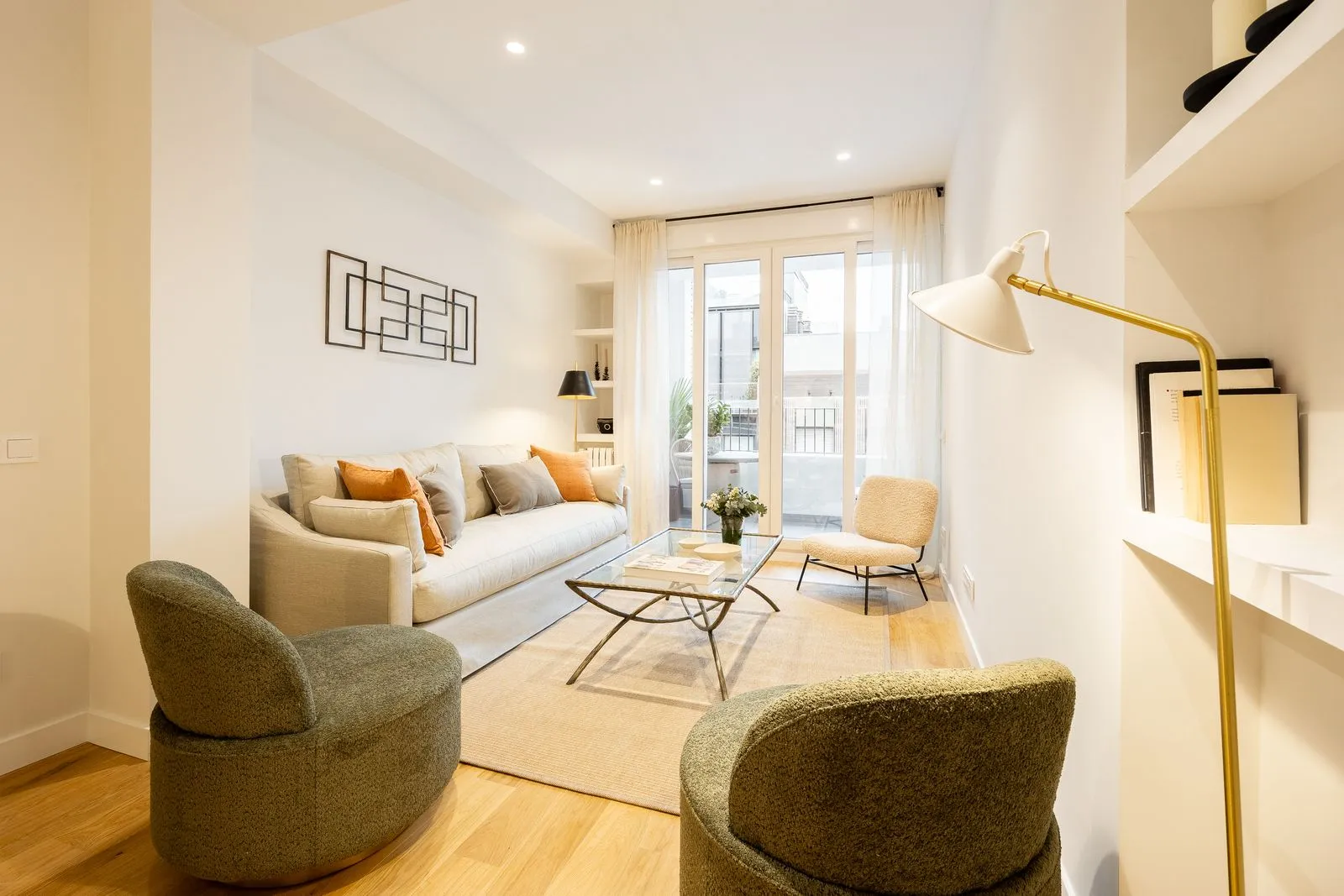 Salón con salida a terraza en un piso reformado en Chamartín (Madrid)