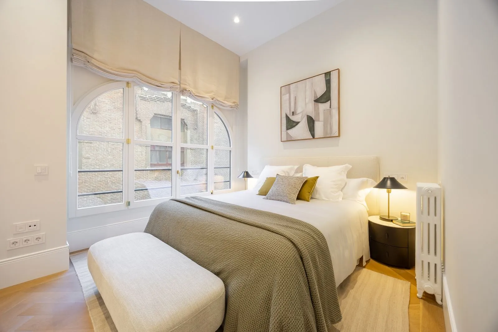 Dormitorio con ventanal en un piso de la calle Moreto, en el barrio de los Jerónimos (Retiro, Madrid)